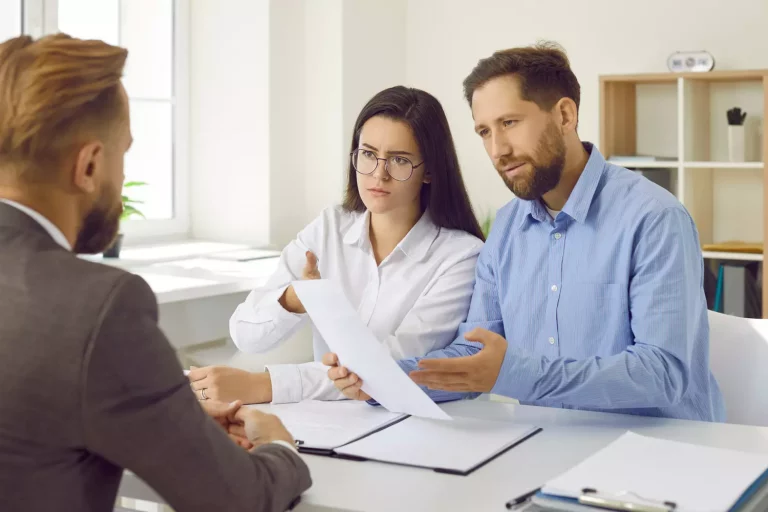 Un expert Omega accompagne un couple après un sinistre
